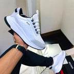 “La elegancia se viste de calle — Zapatillas BOSS”
